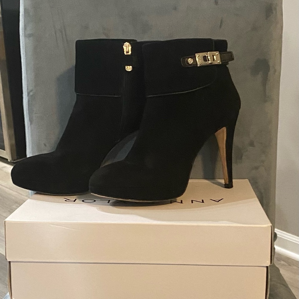 Gorgeous Rich Black Velvet Vince Camuto Signature Line Booties